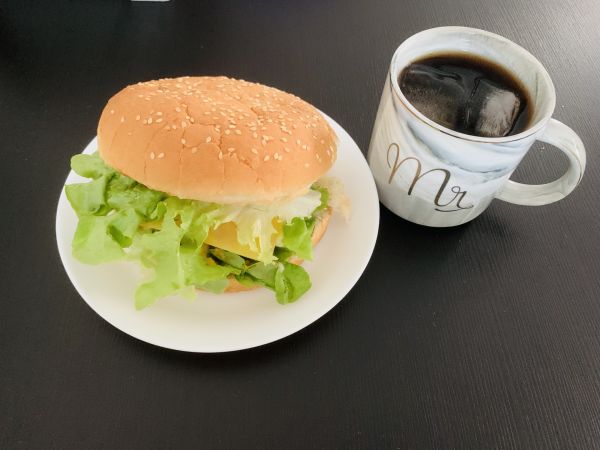 美食新滋味：好吃不腻的香辣鸡腿堡的制作方法